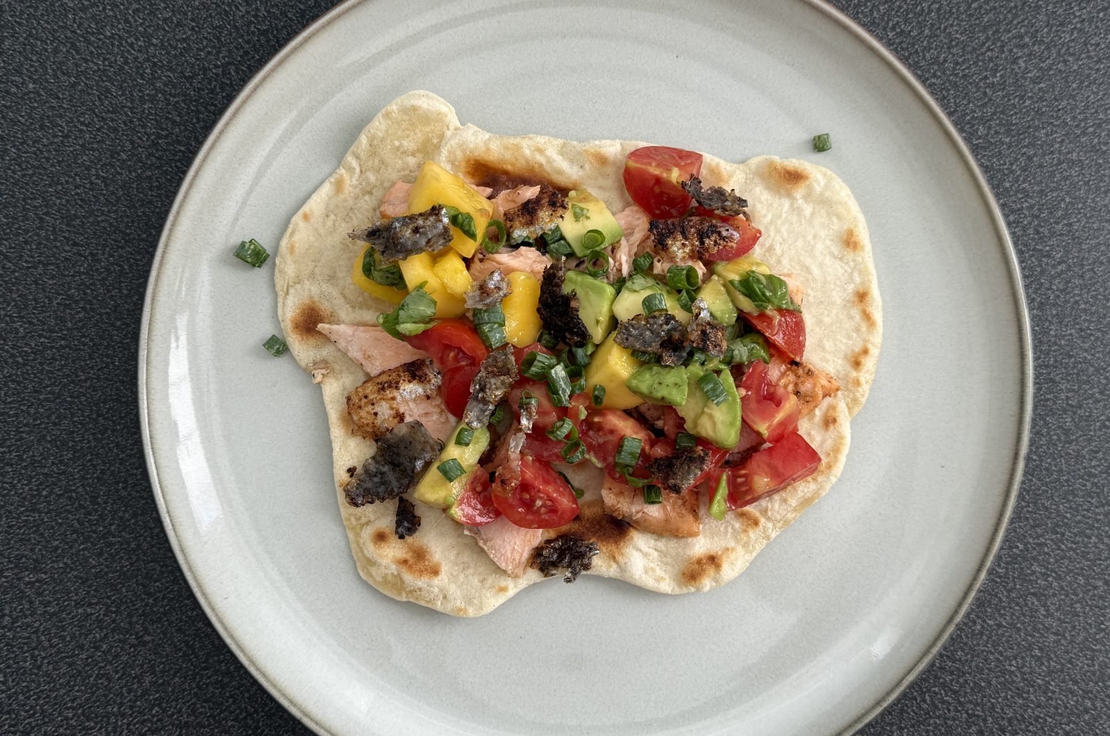 Wraps met gegrilde zalm & krokante zalmhuid – bomvol smaak!