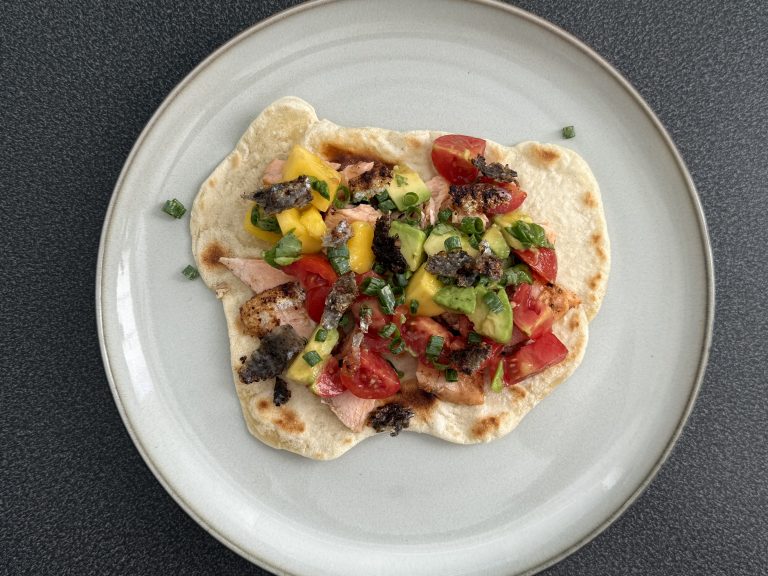 Wraps met gegrilde zalm & krokante zalmhuid – bomvol smaak!