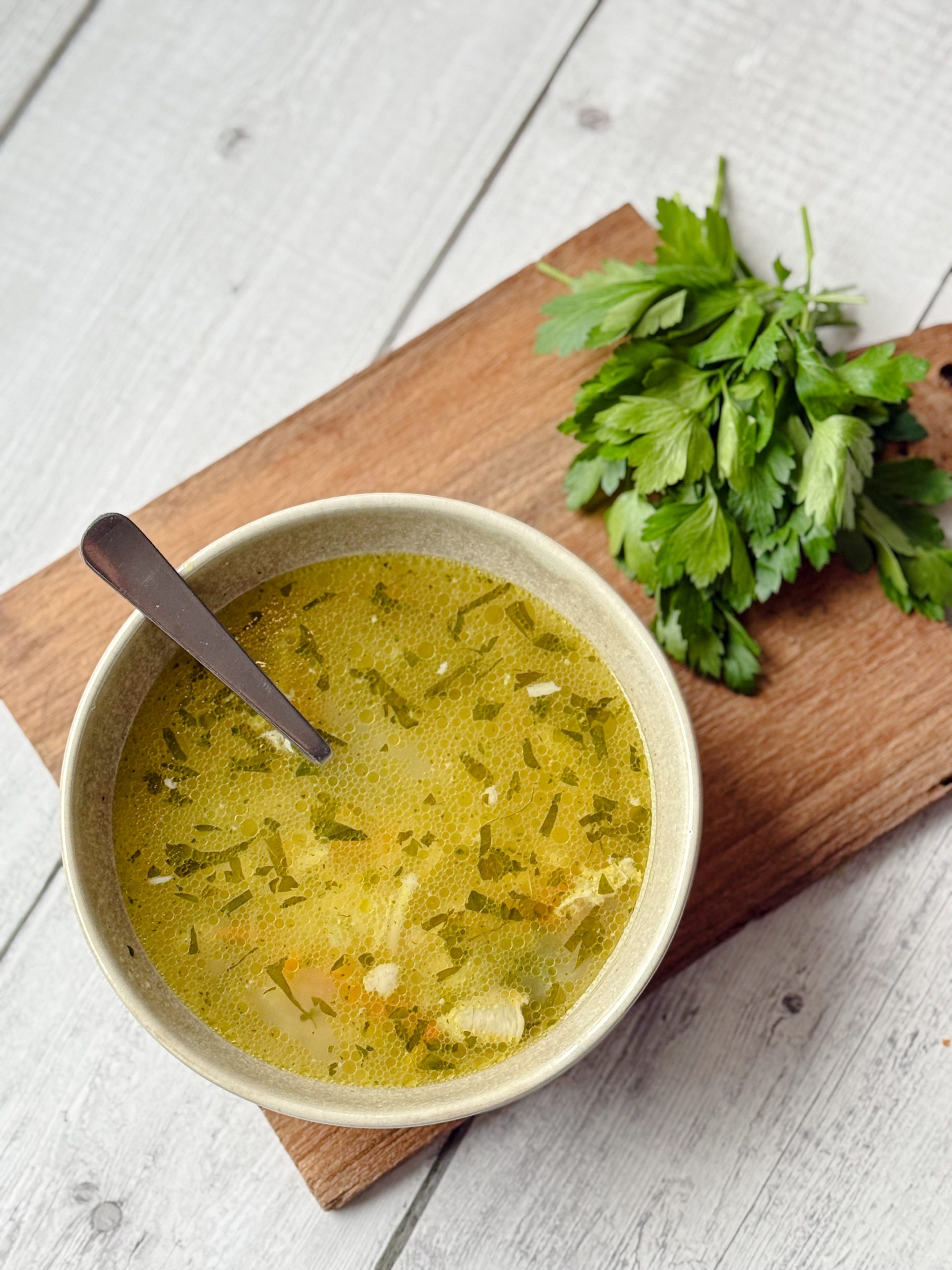 kippensoep recept in rustieke kom met verse peterselie