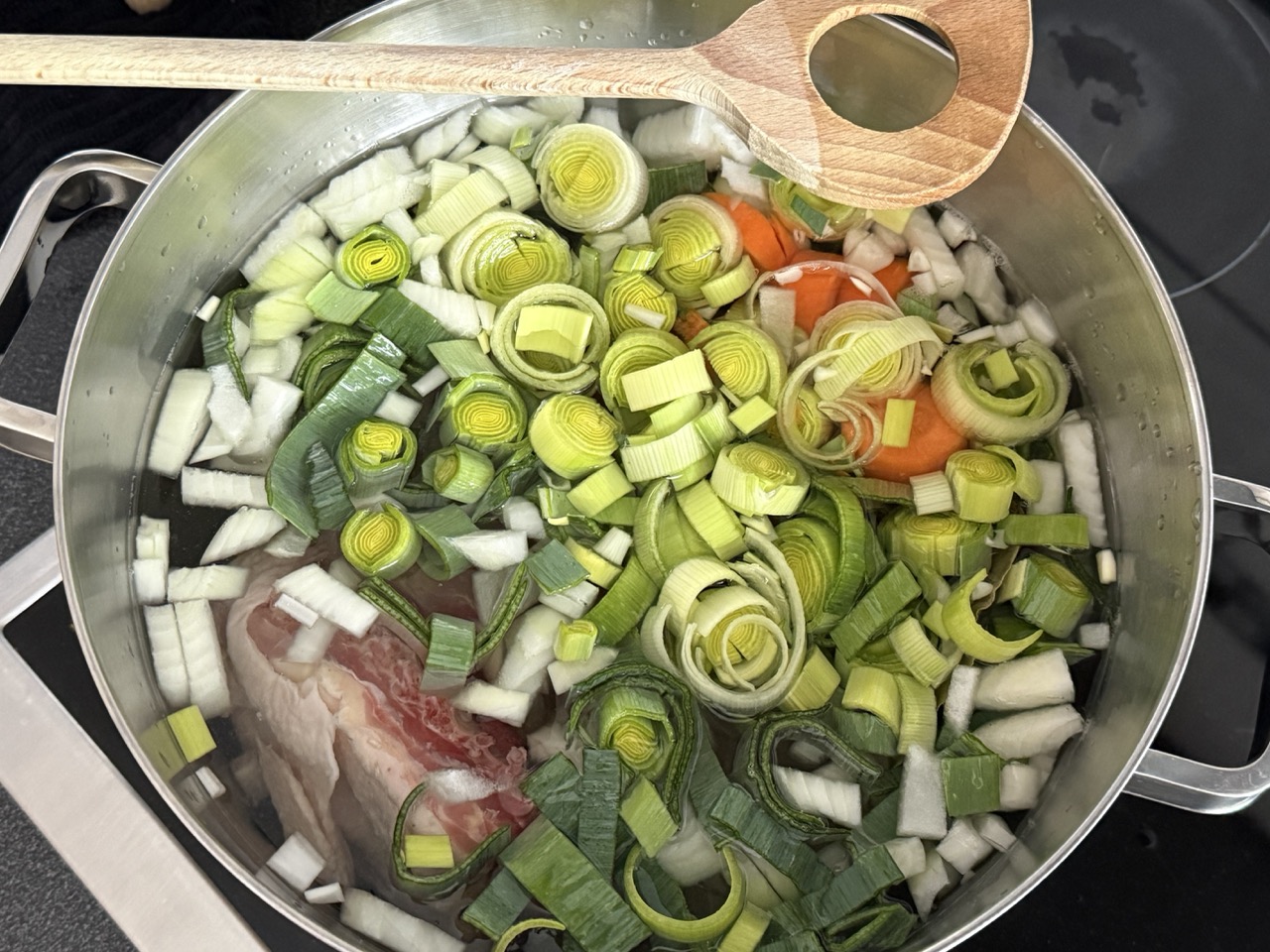 huisgemaakte kippensoep met kippenbouten en groenten