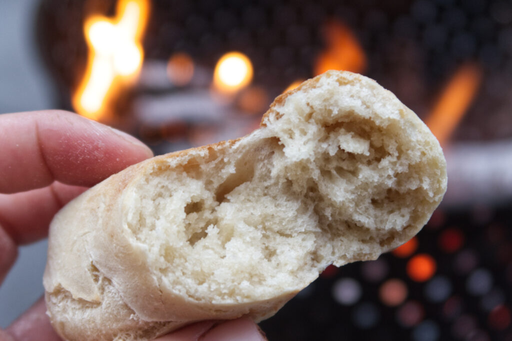 broodjes bakken boven de vuurkorf