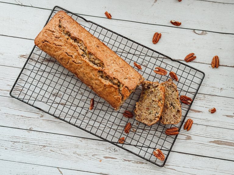 Courgettecake met pecannoten – smeuïg, kruidig & verrassend lekker