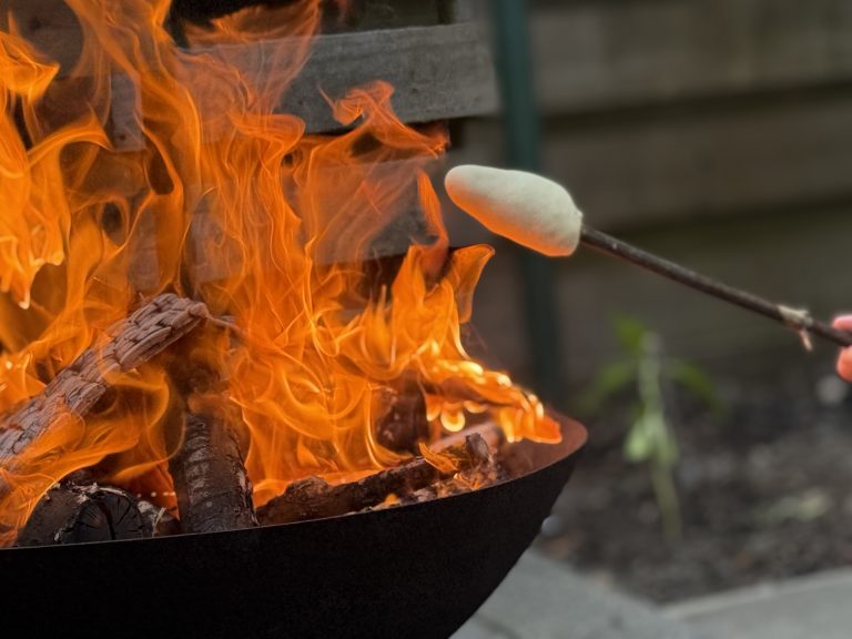 Broodjes bakken boven de vuurkorf (of kampvuur) – recept voor brood op stok