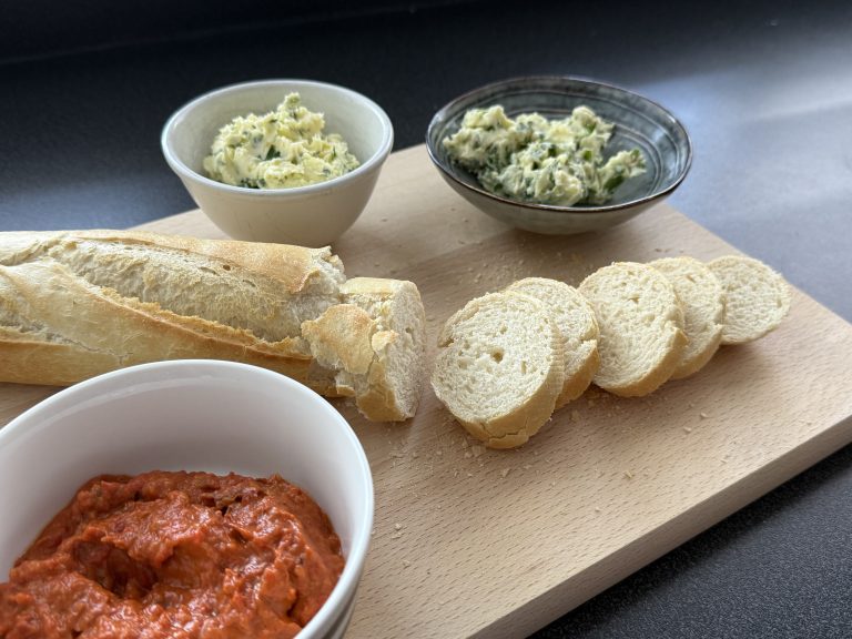 3 heerlijke smeersels voor op stokbrood – kruidenboter & meer