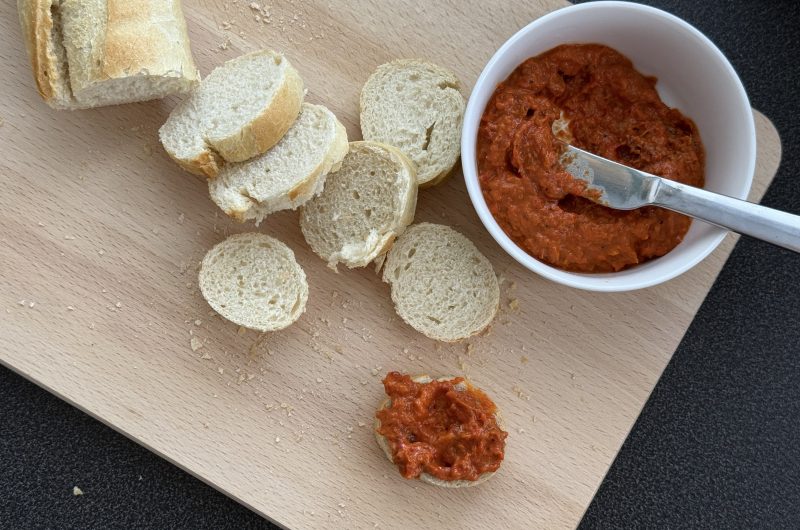Paprika-tomatentapenade – vegan smeersel voor stokbrood