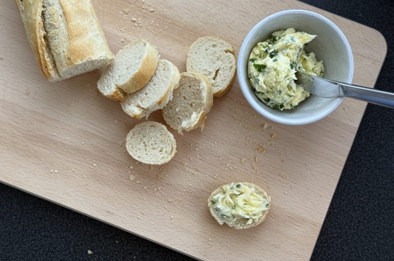 Frisse citroen-knoflookboter (lekker op stokbrood)
