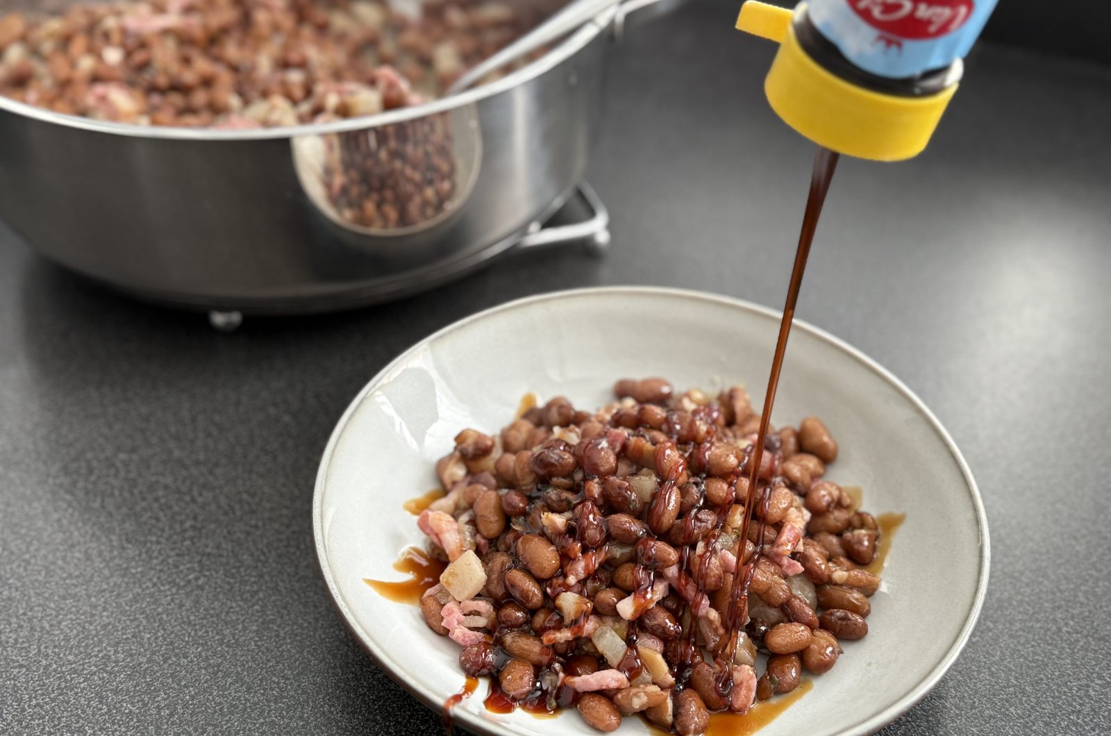 Bruine bonen met spek en stroop