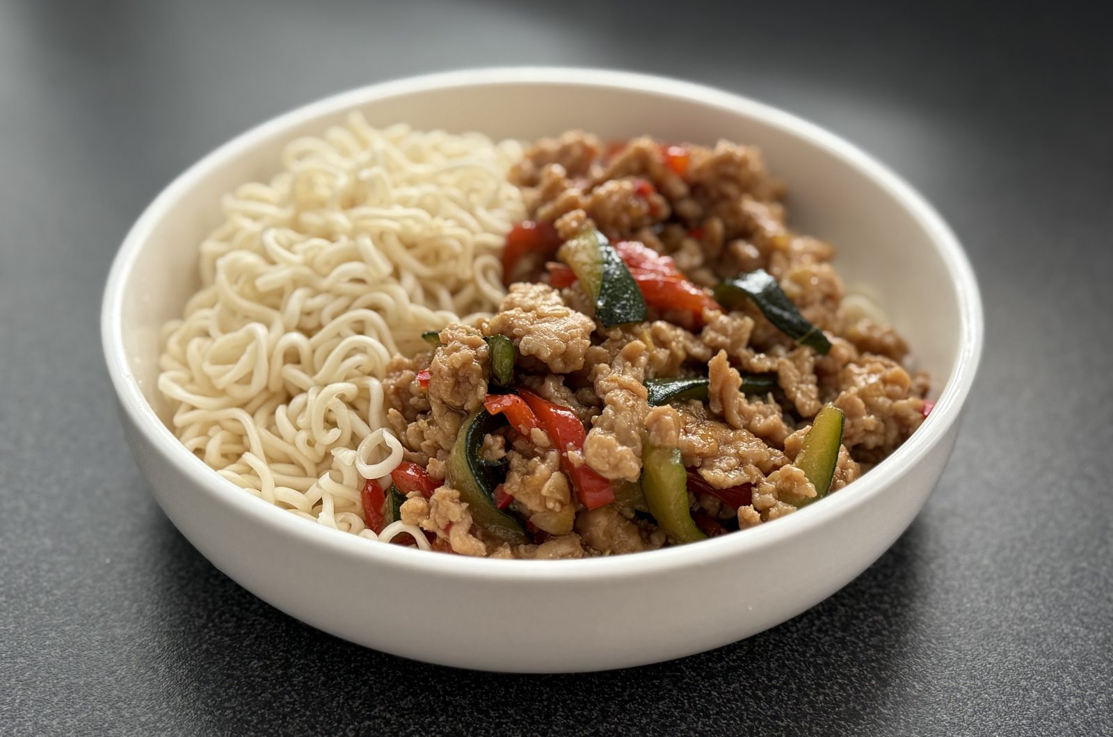 Noodles met kipgehakt en groenten