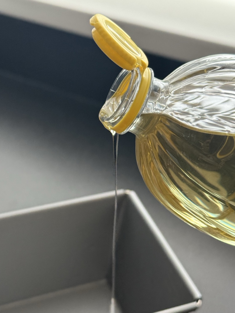 cakeblik invetten met olie en bakpapier