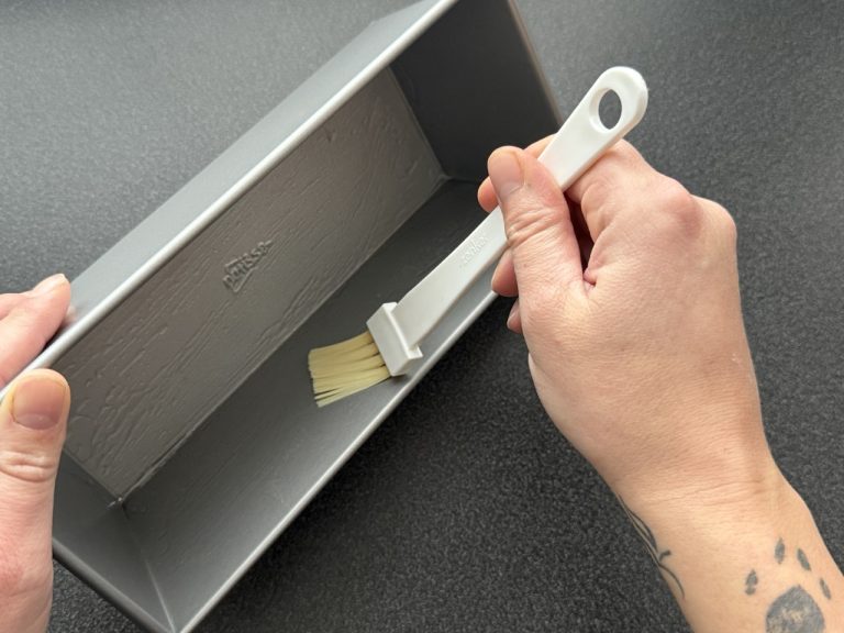 Cakeblik invetten – zo voorkom je dat je cake blijft plakken