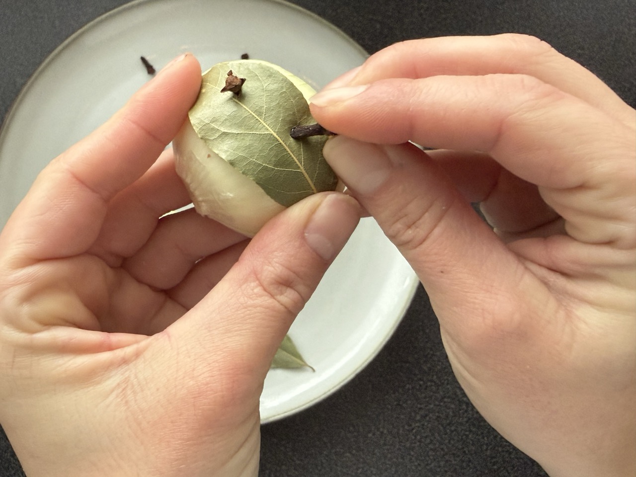 Kruidnagels in ui gestoken voor hachee