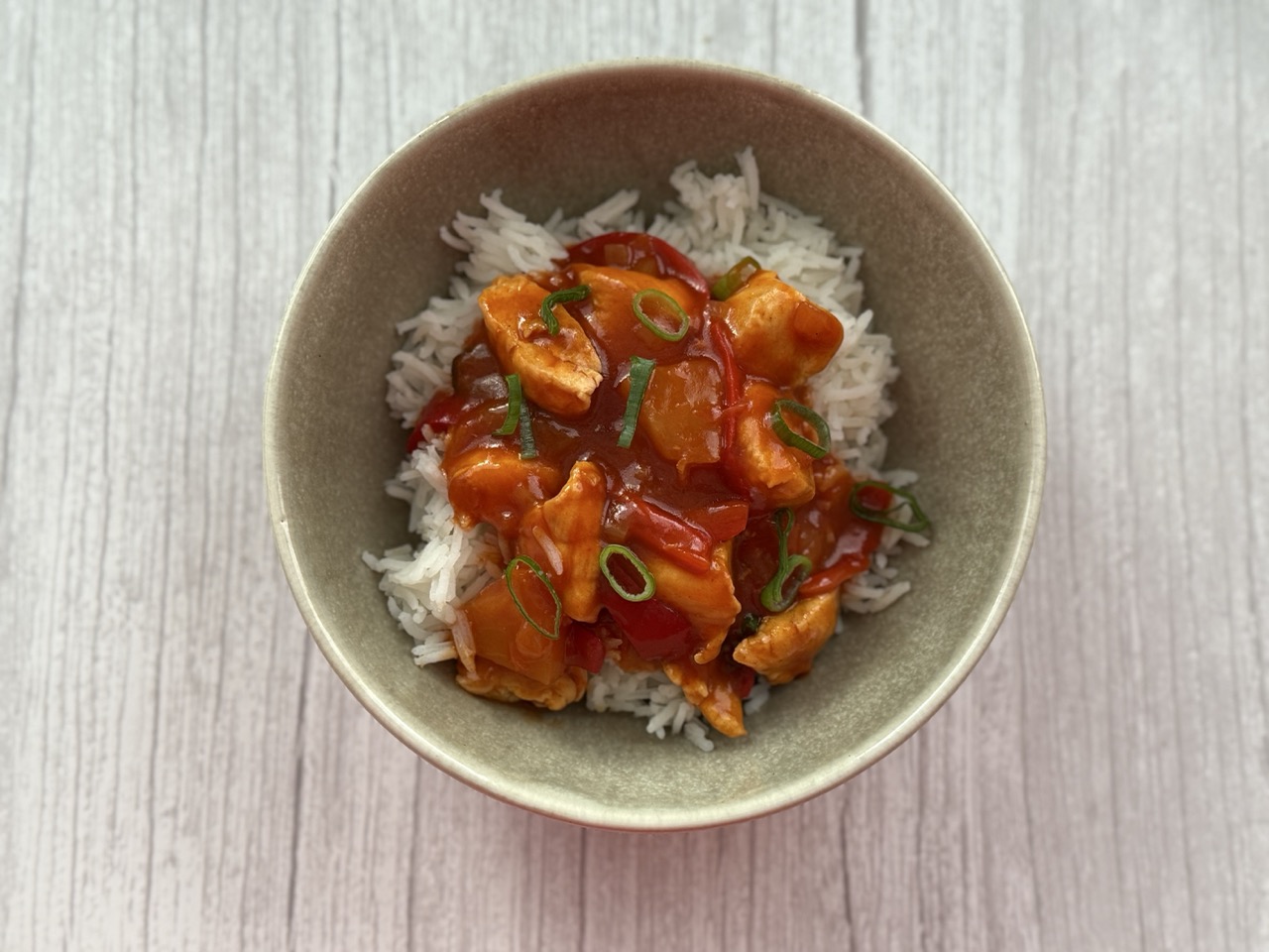 Kom met rijst en zoet-zure kip in zelfgemaakte chicken tonight saus